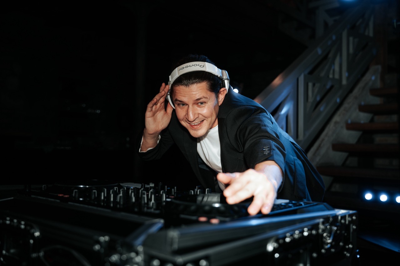 DJ Edouard am DJ-Pult bei einer Feier