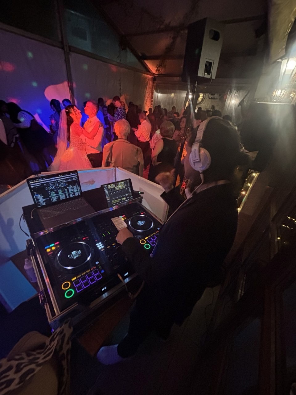 DJ Edouard bei einer Feier